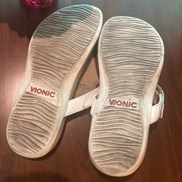 VIONIC White Leather “WANDA” orthopedic thong sandals - Picture 5 of 8